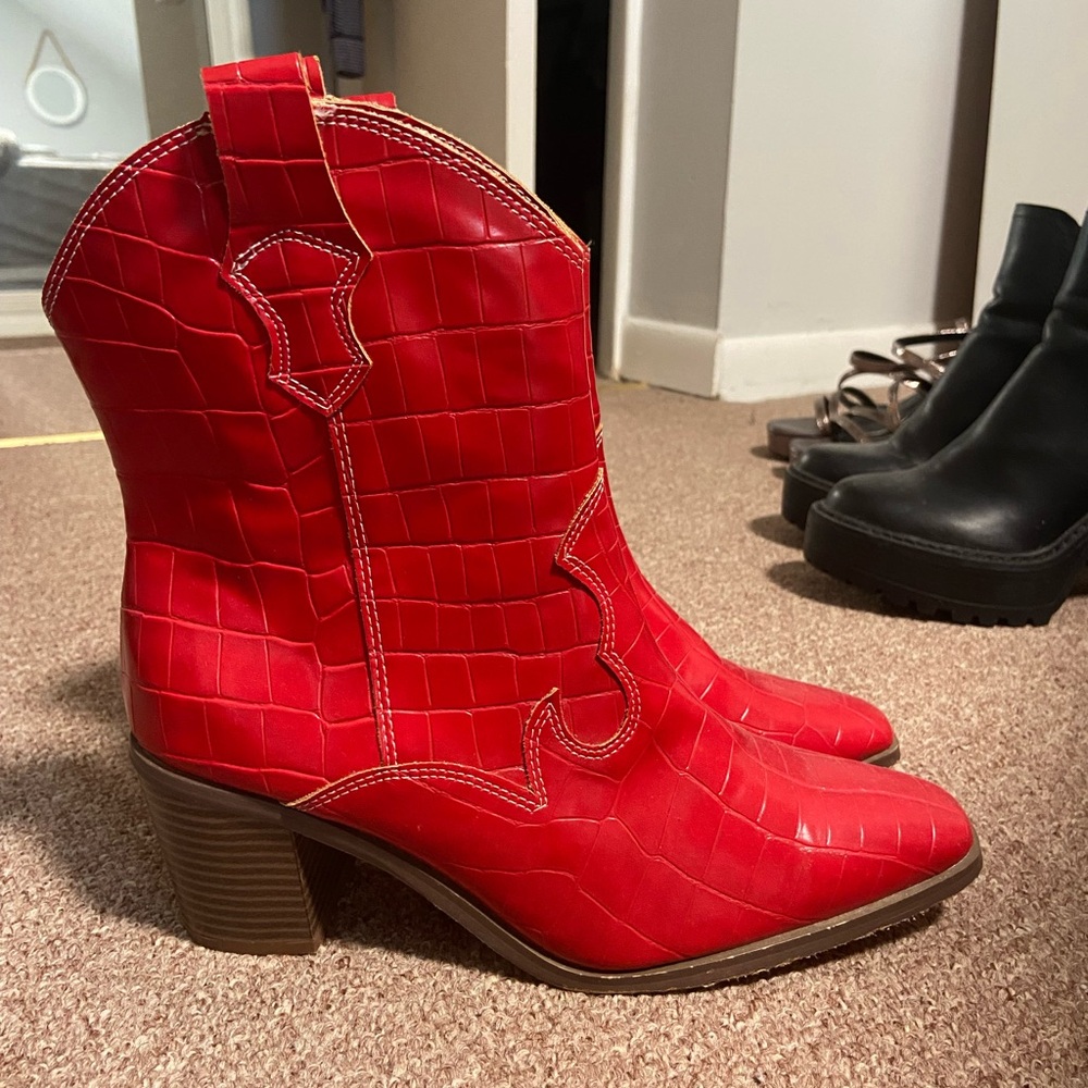 Women’s cowgirl boots